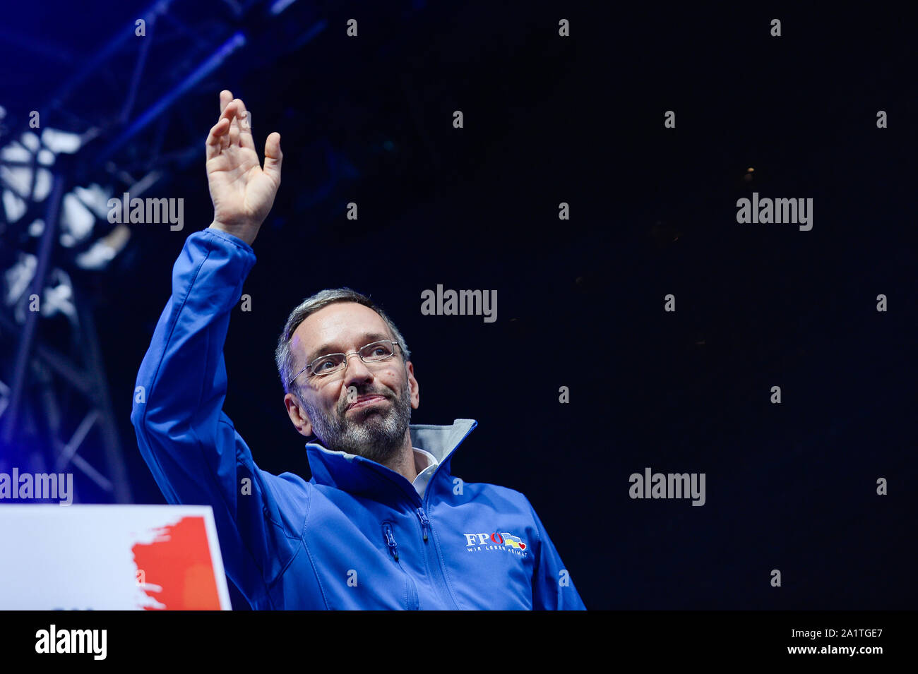 Wien, Österreich. 27 Sep, 2019. Der stellvertretende Chef der rechten Freiheitlichen Partei Österreichs (FPÖ) und ehemalige österreichische Innenminister Herbert Kickl spricht während einer Wahlkampfveranstaltung vor dem Sonntag snap Parlamentswahlen. Am 29. September 2019 Parlamentswahlen stattfinden wird als Ergebnis eines versteckte-Kamera Aufnahmen, wo die OeVP der Koalitionspartner, die rechtsextreme Freiheitliche Partei (FPÖ) wurde in einen Korruptionsskandal gefangen und brachte die Regierung. Credit: SOPA Images Limited/Alamy leben Nachrichten Stockfoto