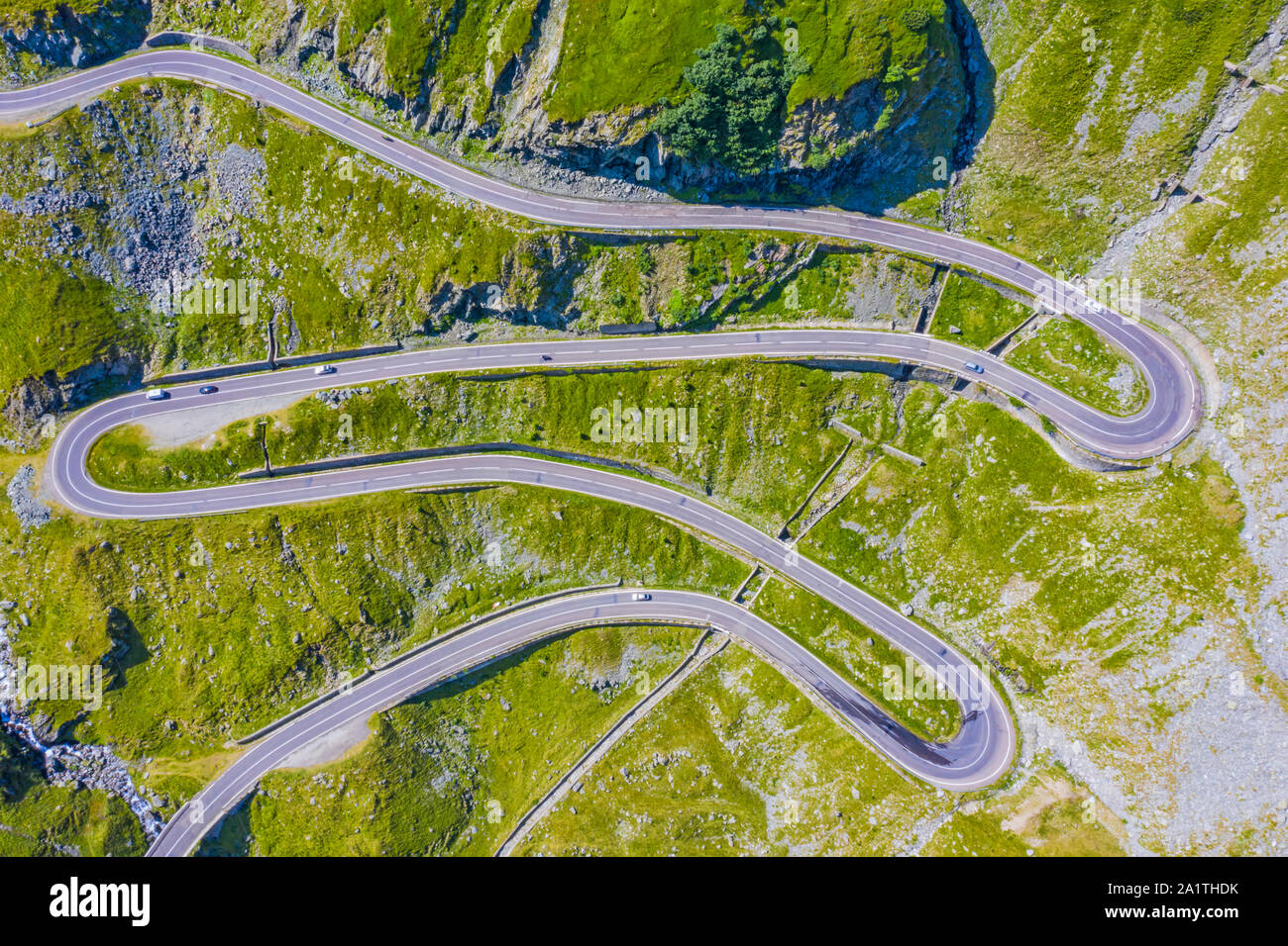 Kurvenreiche Straße von oben, Transfagarasan Straße in Rumänien gesehen, alpine Bergwelt Stockfoto