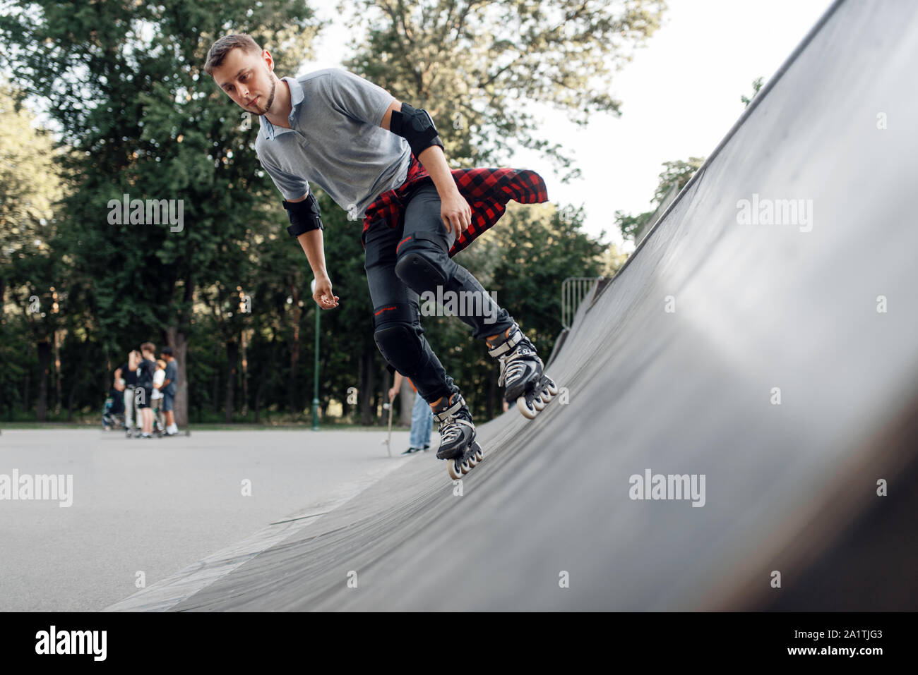 Roller Skating, jungen Skater rollt die Rampe Stockfoto