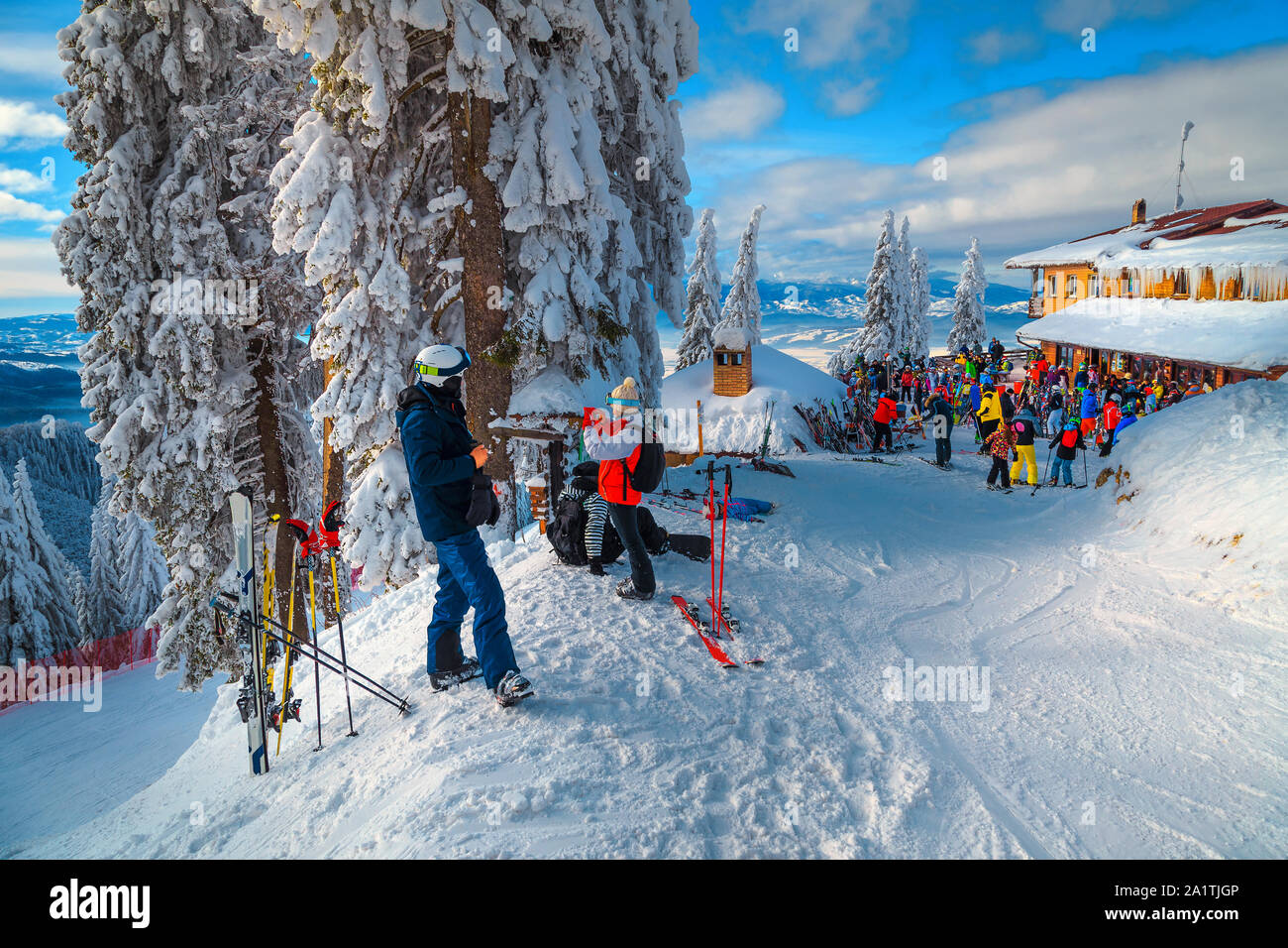 Gruppe von sportlichen Skifahrer entspannen und genießen die Aussicht. Skifahrer entspannen auf der Terrasse des Restaurant und Cafe chalet, Poiana Brasov Ski Resort, Ca Stockfoto