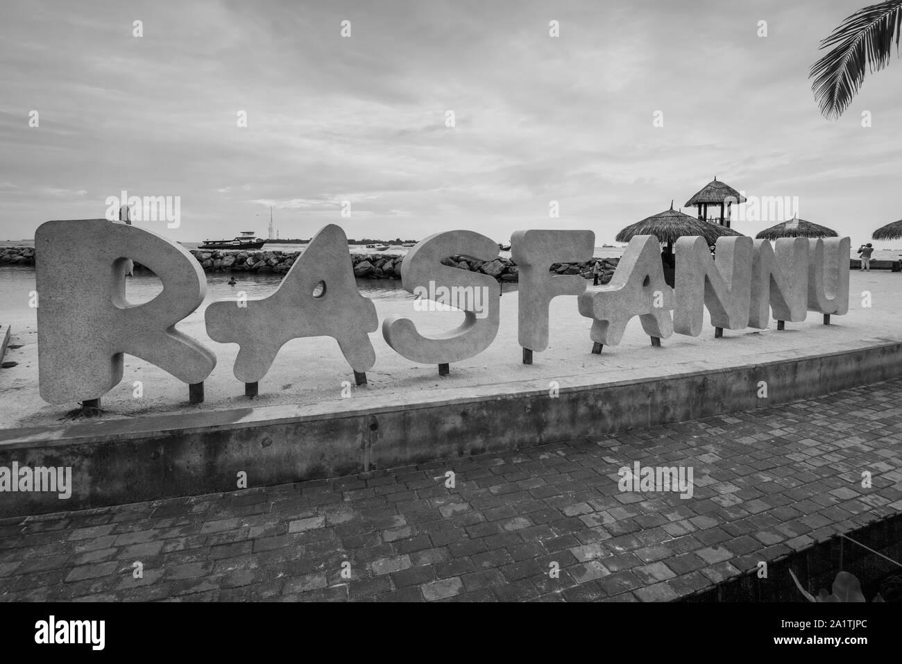 Male, Malediven - November 16, 2017: Der Name der Strand - Großbuchstaben im Sand - Rasfaanu künstlichen Strand bei regnerischem Wetter mit männlichen Ca Stockfoto