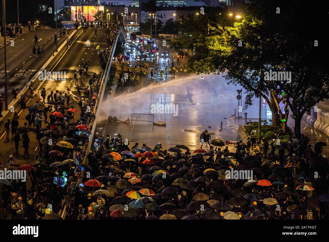 Hongkong, China. 28 Sep, 2019. Hong Kong Polizei zerstreuen Demonstranten mit Wasserwerfern Jets während der Demonstration. Demonstrationen in Hongkong in einer anderen Nacht der Proteste während der Feierlichkeiten zum fünften Jahrestag der Regenschirm Bewegung am Tamar Park fort. Credit: SOPA Images Limited/Alamy leben Nachrichten Stockfoto