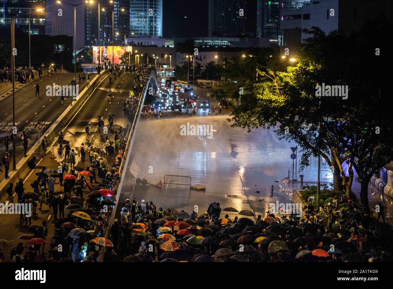 Hongkong, China. 28 Sep, 2019. Hong Kong Polizei zerstreuen Demonstranten mit Wasserwerfern Jets während der Demonstration. Demonstrationen in Hongkong in einer anderen Nacht der Proteste während der Feierlichkeiten zum fünften Jahrestag der Regenschirm Bewegung am Tamar Park fort. Credit: SOPA Images Limited/Alamy leben Nachrichten Stockfoto