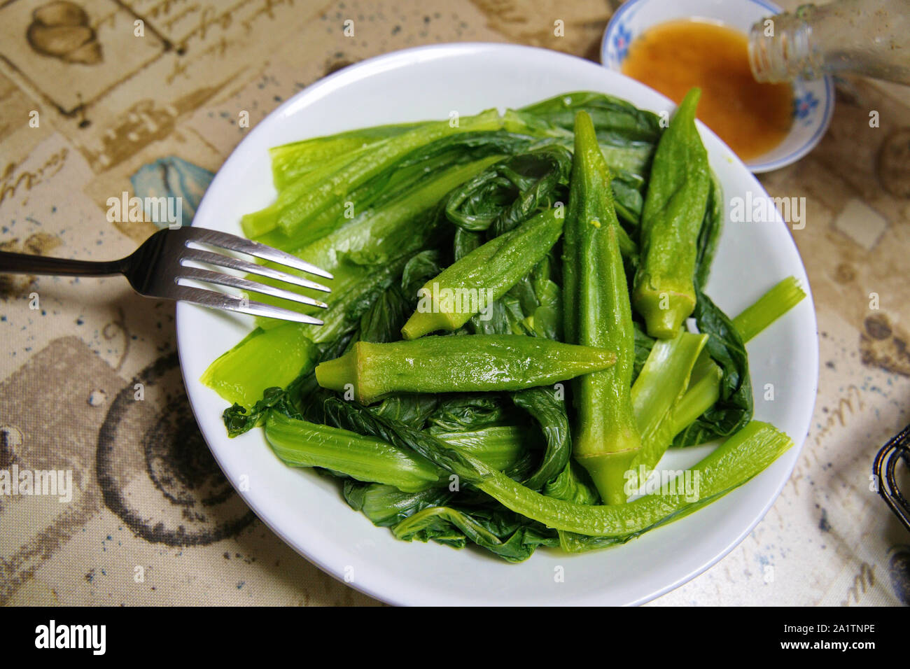 Gedünsteter Senfgrüns und Okra sind eine gesunde Fried freie Diät reich an Nährstoffen ohne gesättigtes Fett. Stockfoto