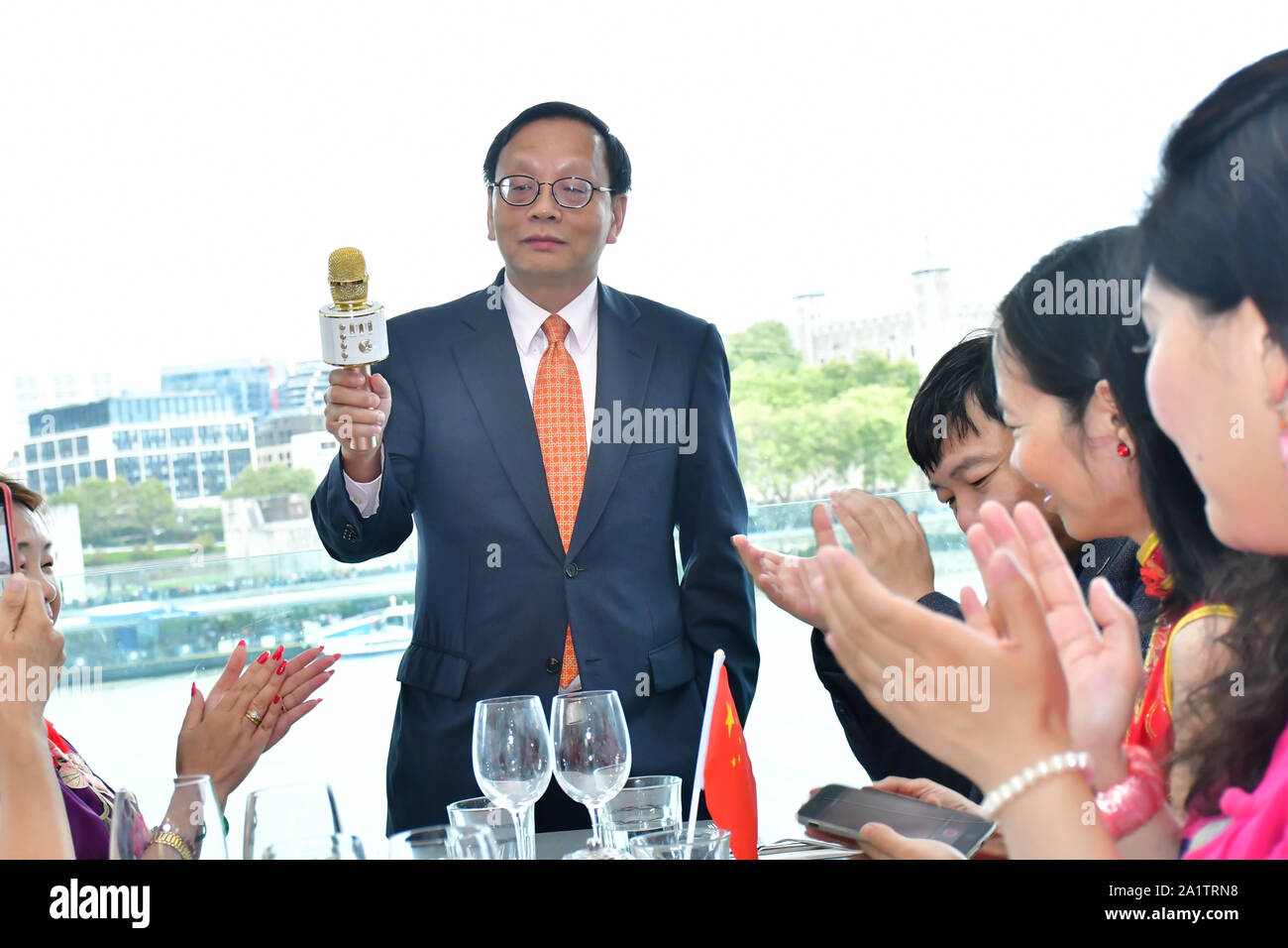 London, Großbritannien. 28 Sep, 2019. Frau Abgeordnete 卢海田 参赞 der Berater Lu Hai Tian von der chinesischen Botschaft in London nimmt an der Feier des 70. China National Tag 2019 und einem Chinesischen "Qipao 'Flash Mob, London, 28. September 2019, UK. Bild Capital/Alamy leben Nachrichten Stockfoto