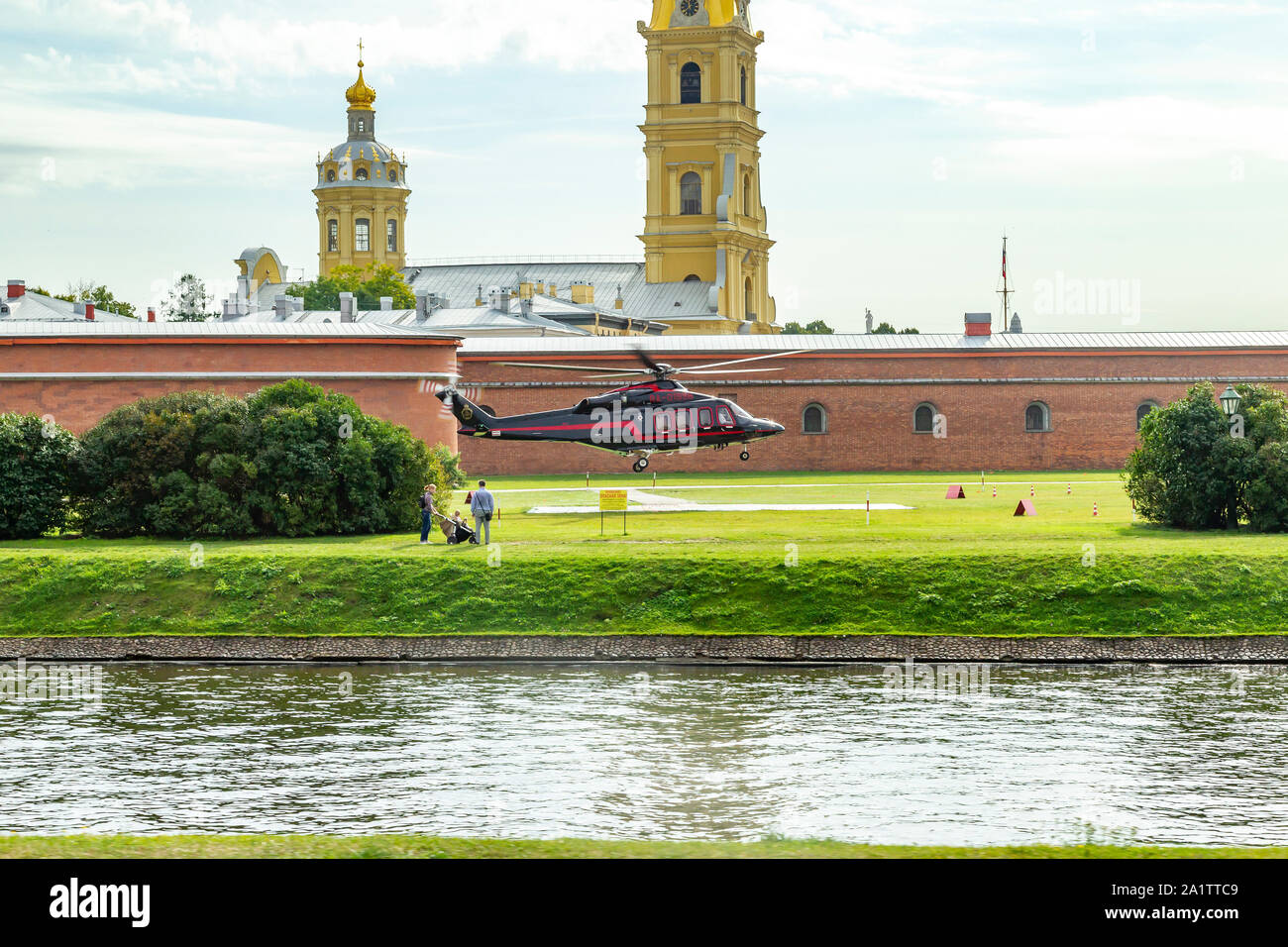 Ein Hubschrauber landen in St. Peter und Paul Festung genommen fromkronverkskaya Naberezhnaya, St. Petersburg, Russland. Stockfoto