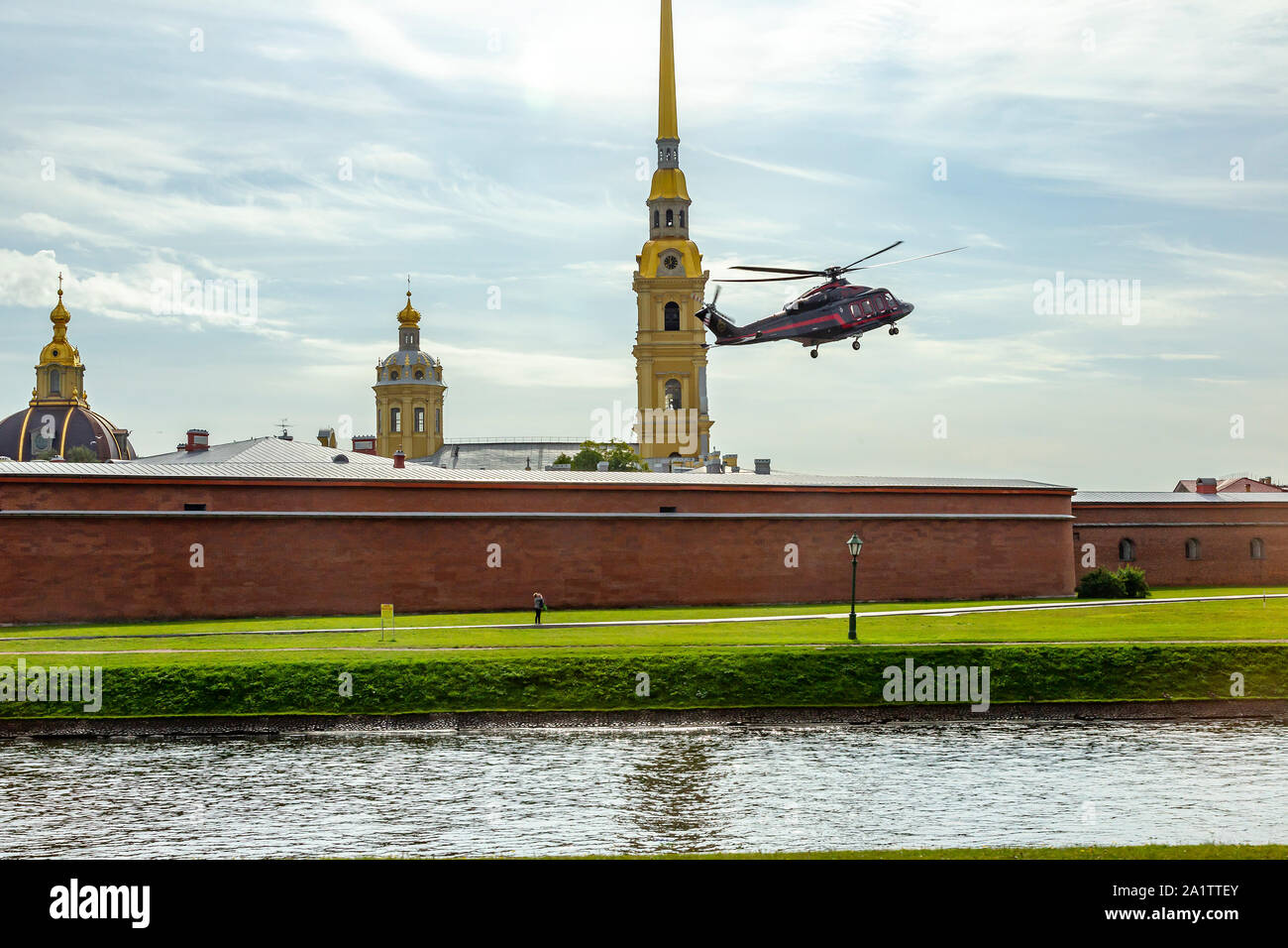 Ein Hubschrauber Landung in St. Peter und Paul Festung aus kronverkskaya Naberezhnaya getroffen, in St. Petersburg, Russland. Stockfoto