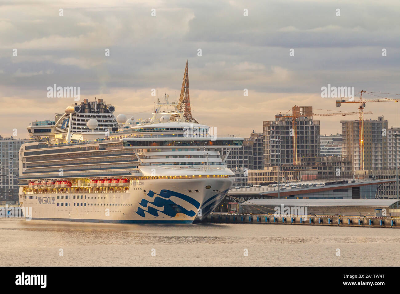 Sapphire Princess günstig im Cruise Terminal, in St. Petersburg, Russland. Stockfoto