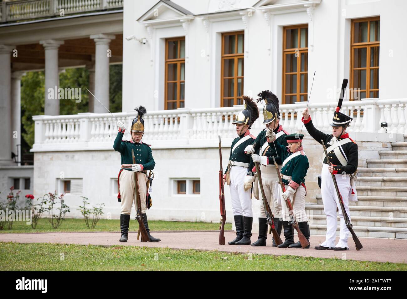 Moskau, Russland. 28 Sep, 2019. Menschen tragen russischen Militärischen Kostüme aus dem 19. Jahrhundert an der "Krieg und Frieden"-Festival in Ostafievo Manor statt auf den fernen Stadtrand von Moskau, Russland, Sept. 28, 2019. Die Idee zu diesem Festival war die Atmosphäre der ersten Hälfte des 19. Jahrhunderts in Russland zu erstellen. Der Name des Festivals bezieht sich auf das Buch "Krieg und Frieden" von Lew Tolstoi, dass dieser Zeitraum in der Geschichte Russlands beschrieben. Quelle: Maxim Chernavsky/Xinhua/Alamy leben Nachrichten Stockfoto