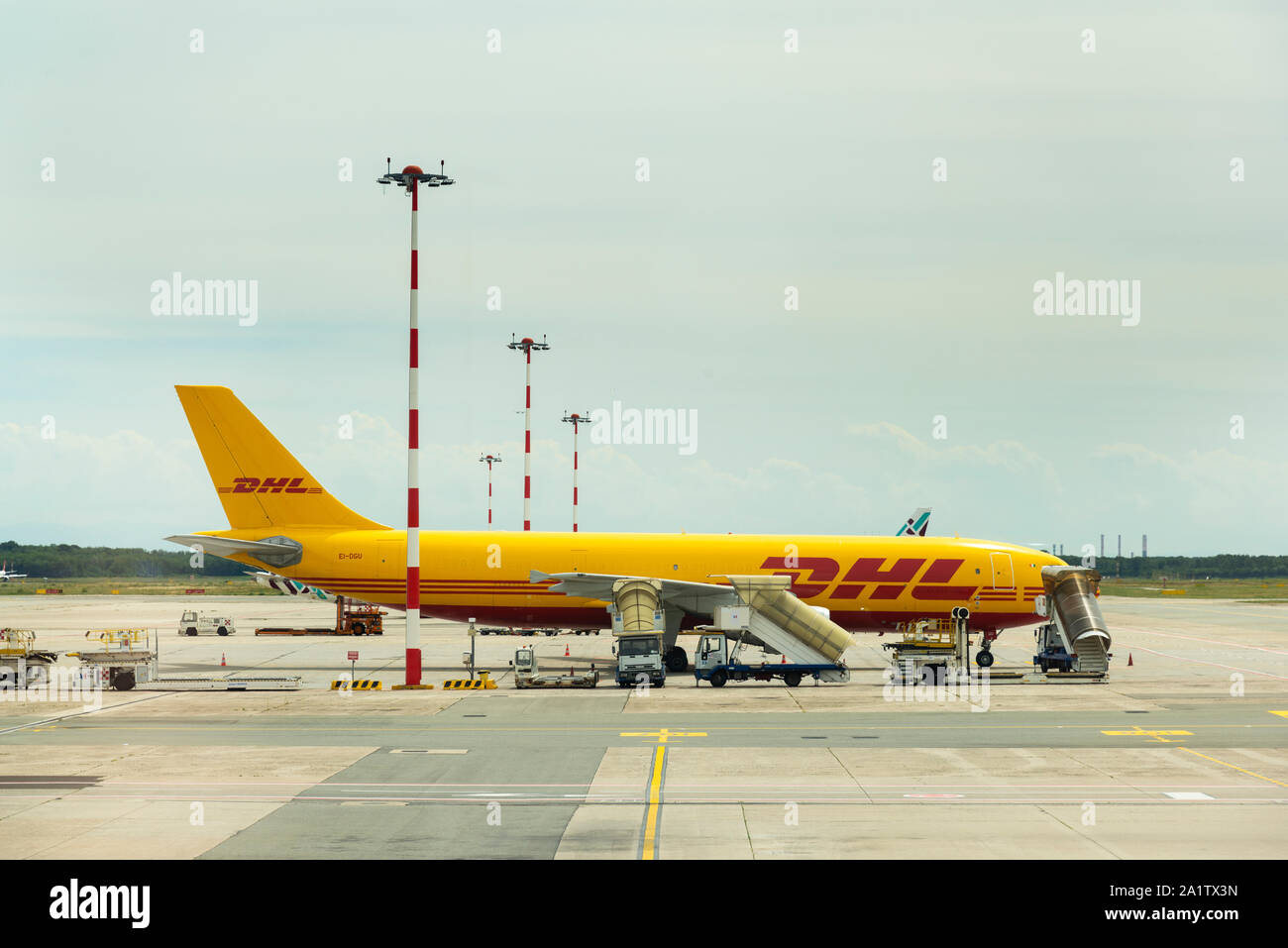 Milano Malpensa, Italien, 13. August 2019: DHL-Kurier Flugzeug am Flughafen geparkt Stockfoto