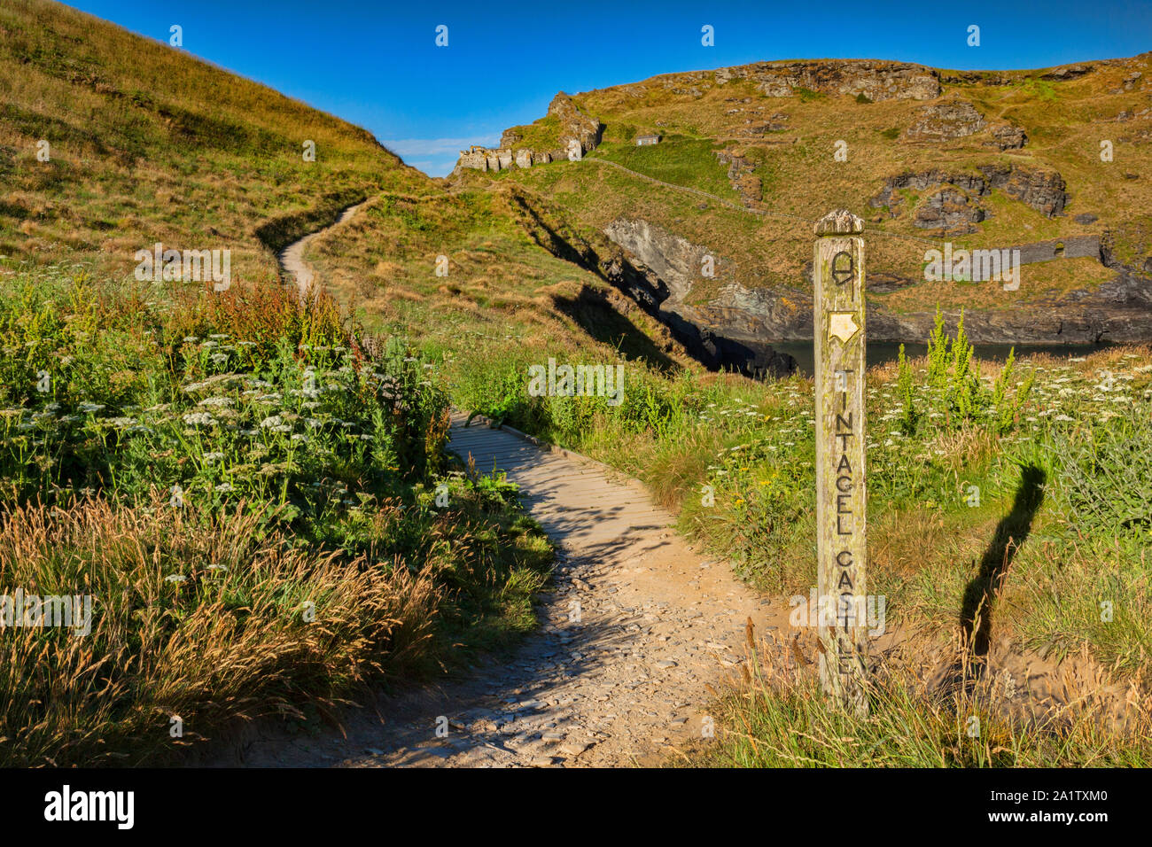Schild für Tintagel Castle auf dem South West Coast Path, Cornwall, Großbritannien Stockfoto