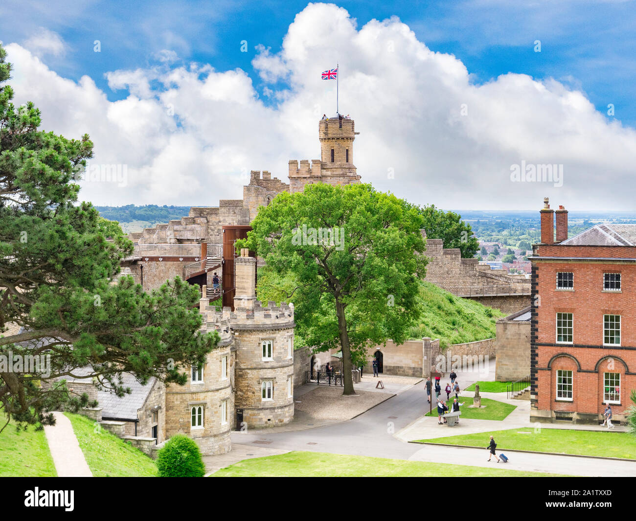 2 Juli 2019: Lincoln, Großbritannien - Das Schloss, hohe Betrachtungswinkel mit weit entfernten Menschen herumlaufen. Das Schloss ist ungewöhnlich in zwei mottes, einer von nur zwei Stockfoto