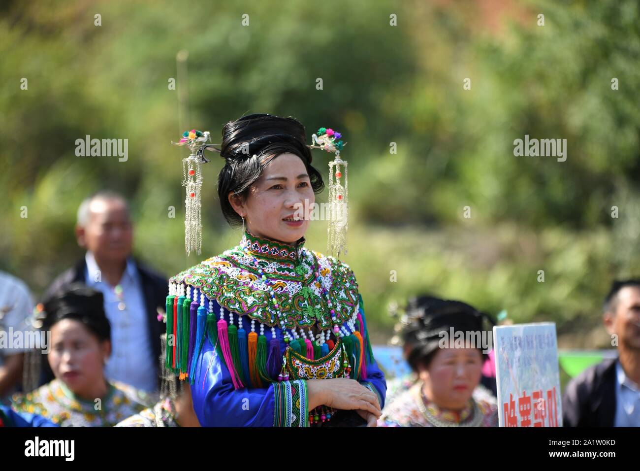 Guizhou, China. 29 Sep, 2019. Yunnan China - Die dritte Duliujiang Dong Vieh bein Piano Song Festival Off in Qianlie Dong Zhai, zhongzhen Stadt, Rongjiang County, qiandongnan Miao Dong Autonomen Präfektur, Provinz Guizhou getreten. Mehr als 800 Dong folk Sänger aus 38 Dongzhai 42 singen Teams aus Duliujiang County, Rong Jiang County, sang Kuh bein Song unter dem alten Banyan Tree auf der Riverside, feierte die Dong Nationalität Vieh bein Piano Song Festival und der nationalen Kultur. Credit: SIPA Asien/ZUMA Draht/Alamy leben Nachrichten Stockfoto