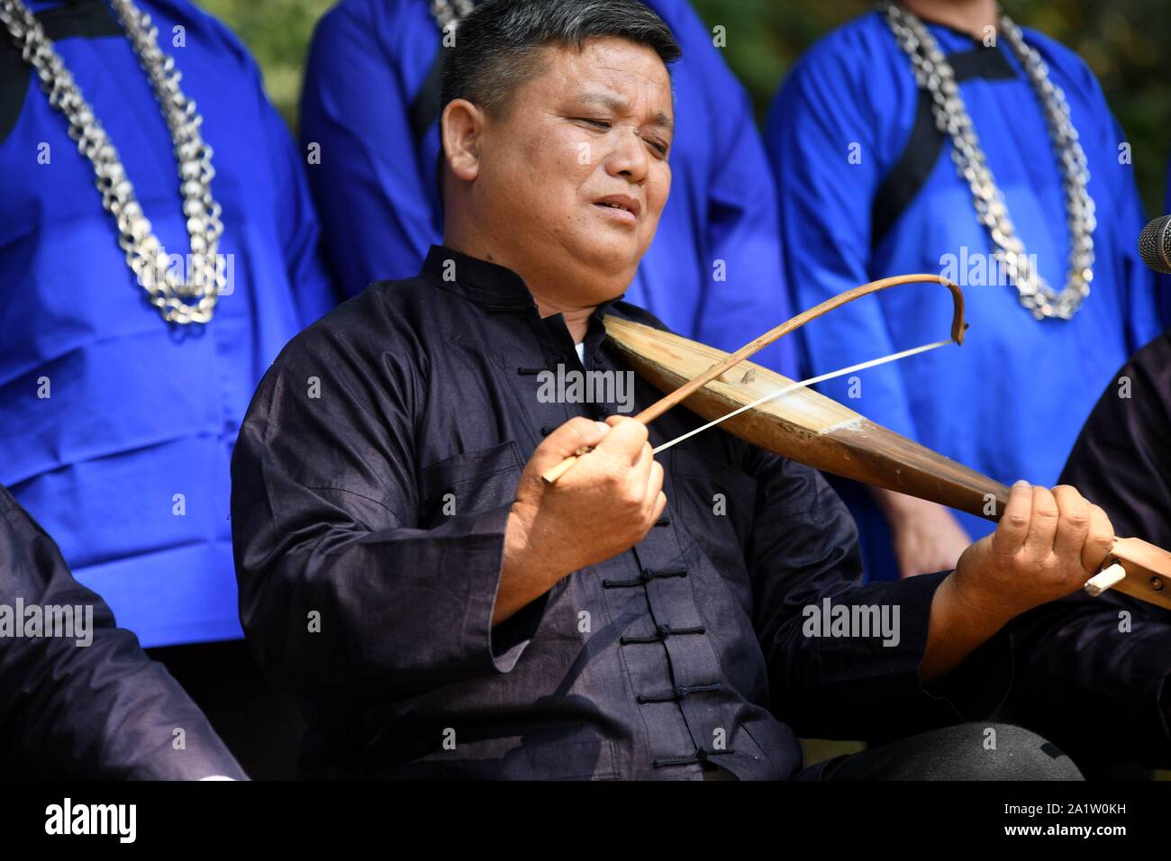 Guizhou, China. 29 Sep, 2019. Yunnan China - Die dritte Duliujiang Dong Vieh bein Piano Song Festival Off in Qianlie Dong Zhai, zhongzhen Stadt, Rongjiang County, qiandongnan Miao Dong Autonomen Präfektur, Provinz Guizhou getreten. Mehr als 800 Dong folk Sänger aus 38 Dongzhai 42 singen Teams aus Duliujiang County, Rong Jiang County, sang Kuh bein Song unter dem alten Banyan Tree auf der Riverside, feierte die Dong Nationalität Vieh bein Piano Song Festival und der nationalen Kultur. Credit: SIPA Asien/ZUMA Draht/Alamy leben Nachrichten Stockfoto