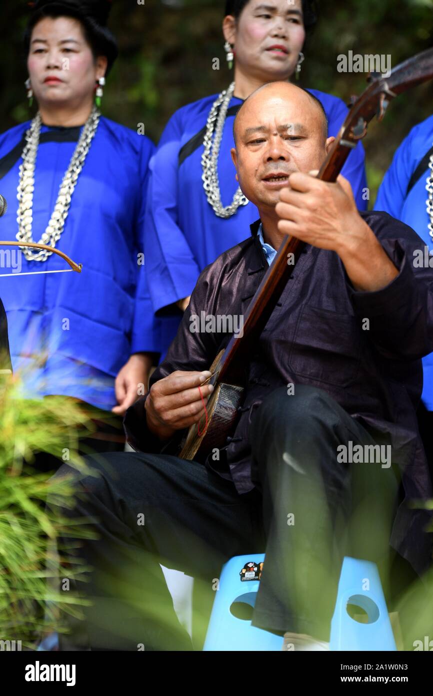 Guizhou, China. 29 Sep, 2019. Yunnan China - Die dritte Duliujiang Dong Vieh bein Piano Song Festival Off in Qianlie Dong Zhai, zhongzhen Stadt, Rongjiang County, qiandongnan Miao Dong Autonomen Präfektur, Provinz Guizhou getreten. Mehr als 800 Dong folk Sänger aus 38 Dongzhai 42 singen Teams aus Duliujiang County, Rong Jiang County, sang Kuh bein Song unter dem alten Banyan Tree auf der Riverside, feierte die Dong Nationalität Vieh bein Piano Song Festival und der nationalen Kultur. Credit: SIPA Asien/ZUMA Draht/Alamy leben Nachrichten Stockfoto