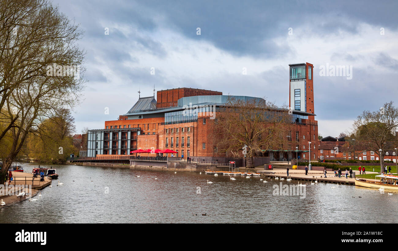 Ein Frühlingssicht auf das neue RSC-Theater am Ufer des Flusses Avon in Stratford, das im November 2010 in Warwickshire, England, renoviert wurde Stockfoto