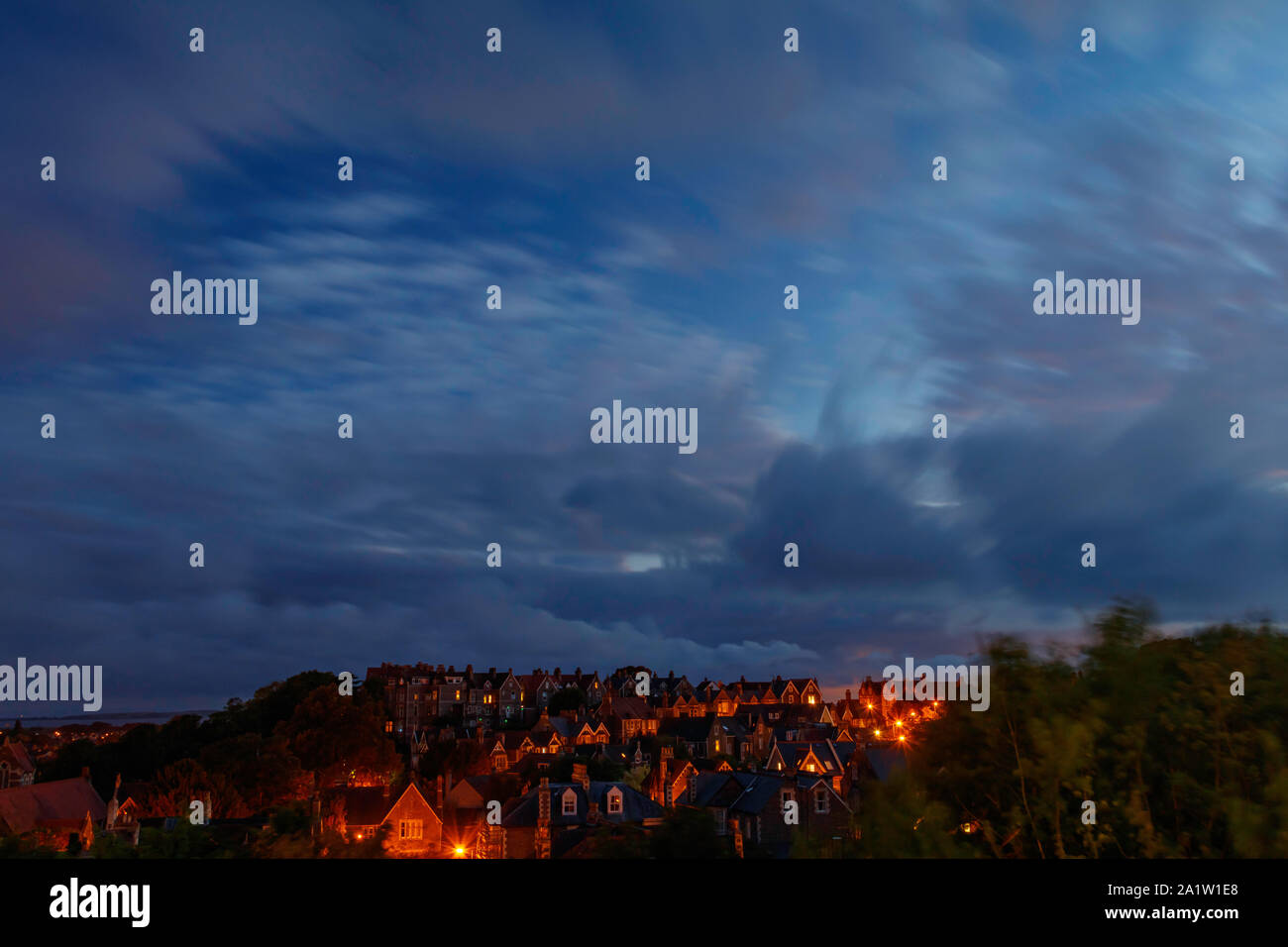 Die wolkenbildung vor blauem Himmel und die Dächer von Clevedon Stockfoto