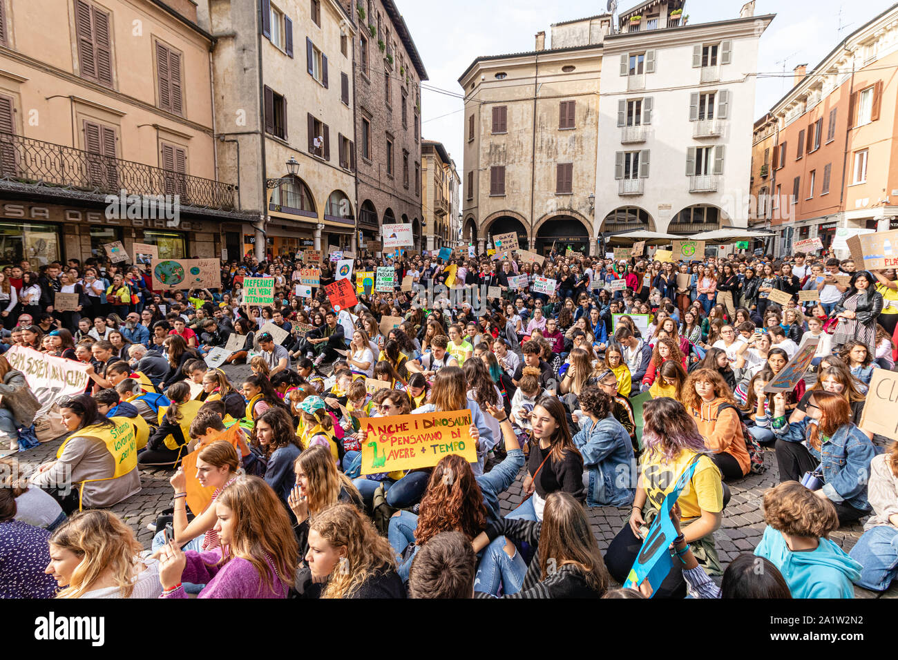 Mantova, Italien, 27. September 2019: Junge Menschen atteding das globale Klima Streik mit Banner Stockfoto