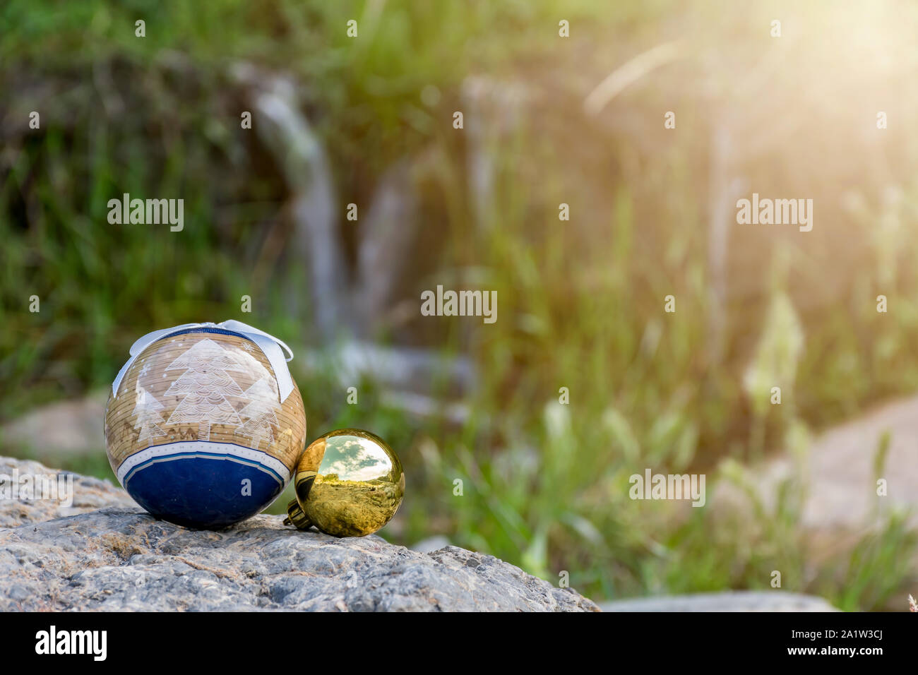 Weihnachtsschmuck in der Natur Stockfoto