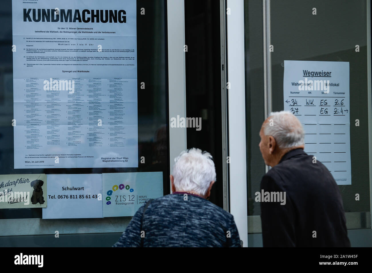 Ein paar Ankommen im Wahllokal ihre Stimme während der Parlamentswahlen zu werfen. Stockfoto