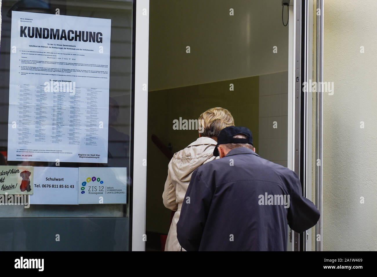 Ein paar Ankommen im Wahllokal ihre Stimme während der Parlamentswahlen zu werfen. Stockfoto