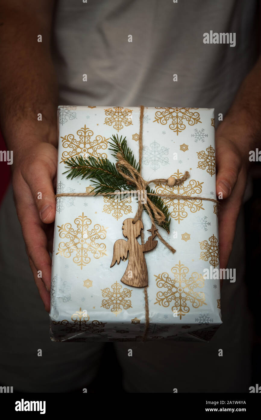 Wickelte das Neue Jahr Geschenke mit einem Engel in seinen Händen. Life Style Stockfoto