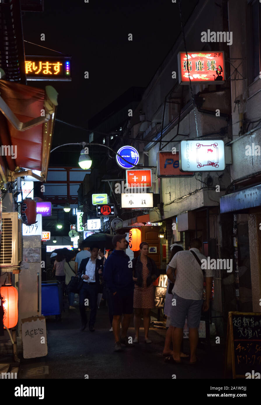 Bars in Seitenstraße, Shinjuku bei Nacht, Tokio, Japan, Asien Stockfoto