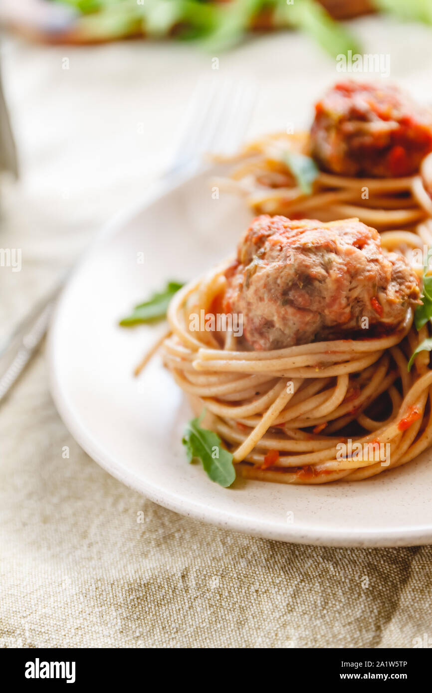 Original italienische Spaghetti mit Fleischbällchen in Tomatensauce Stockfoto