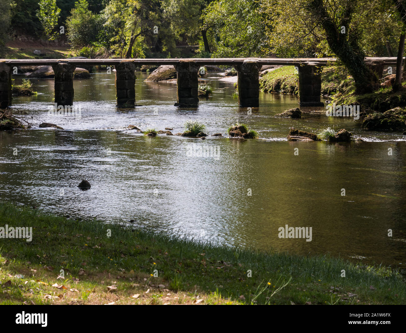 Blick auf eine Brücke in den Riverside Park von Sóller, Ourense, Galizien, Spanien Stockfoto