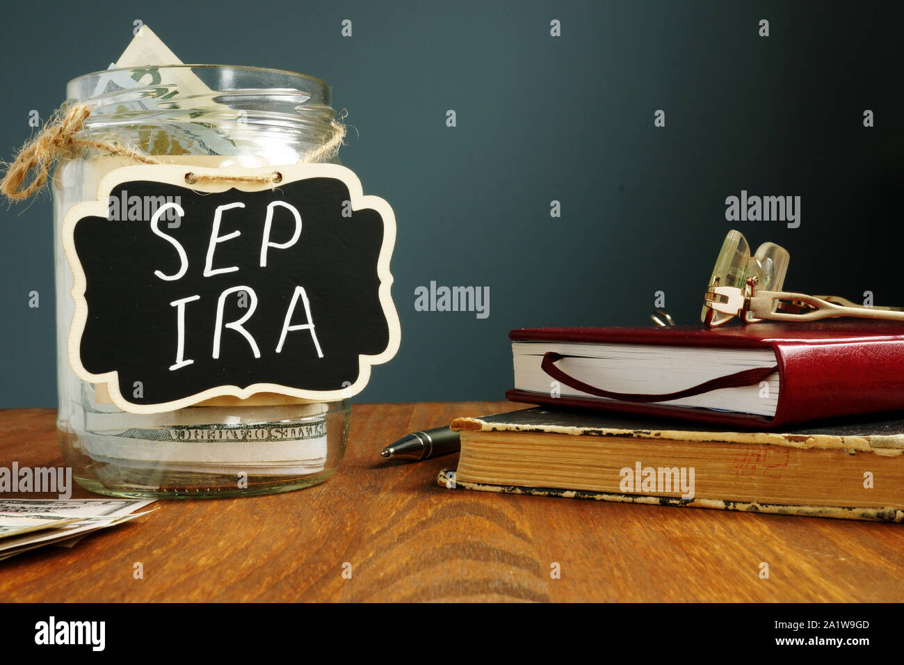 SEP IRA handschriftliche o eine woodenlabel und Geld für den Ruhestand planen. Stockfoto SEP IRA handschriftliche o eine woodenlabel und Geld für den Ruhestand planen. Stockfoto