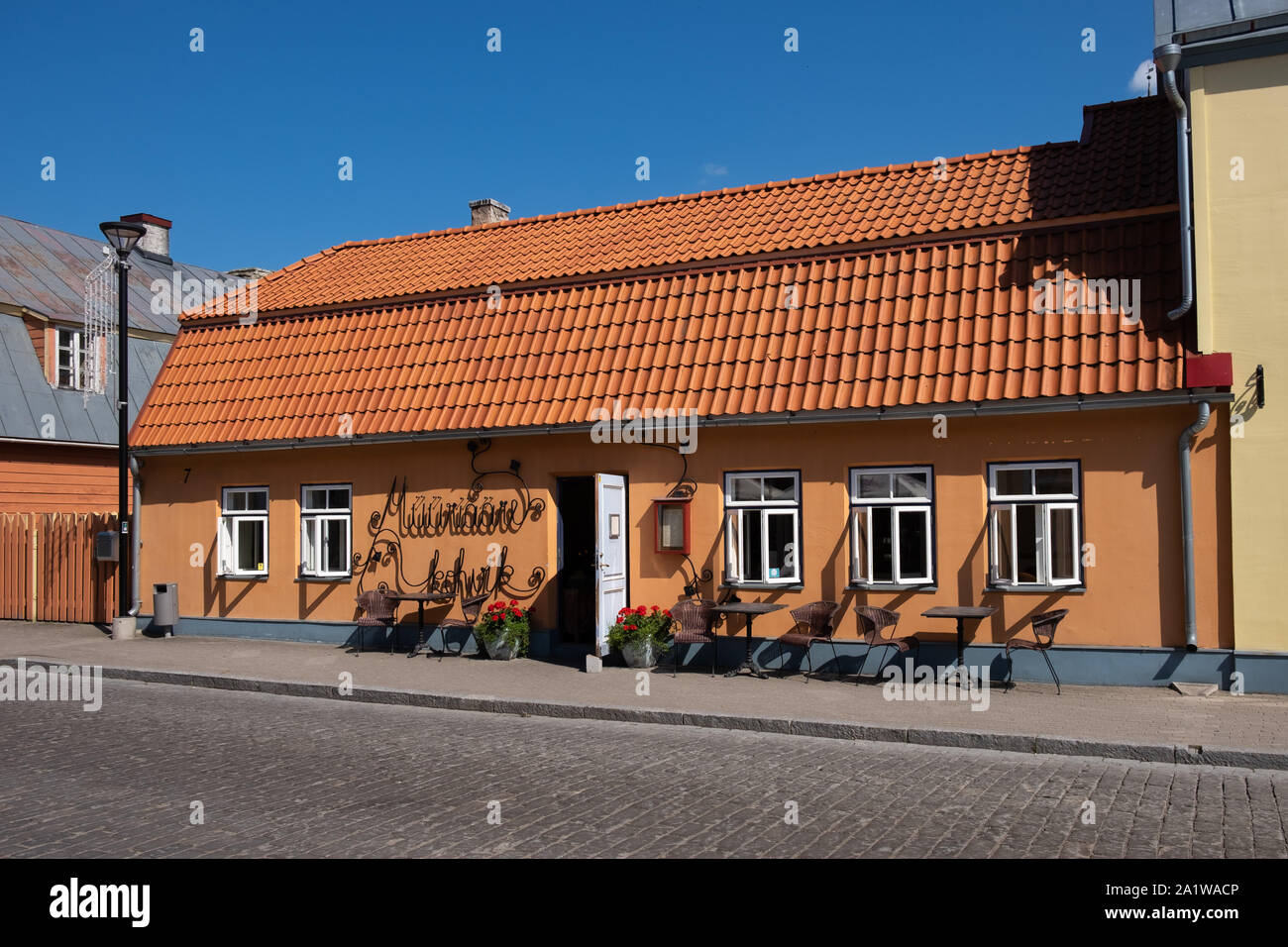 Die Außenseite des Muuriaare Cafe in Karja Straße neben dem 13. Jahrhundert Haapsalu Bischofsburg in Haapsalu, Estland, Baltikum, Europa ruinieren Stockfoto