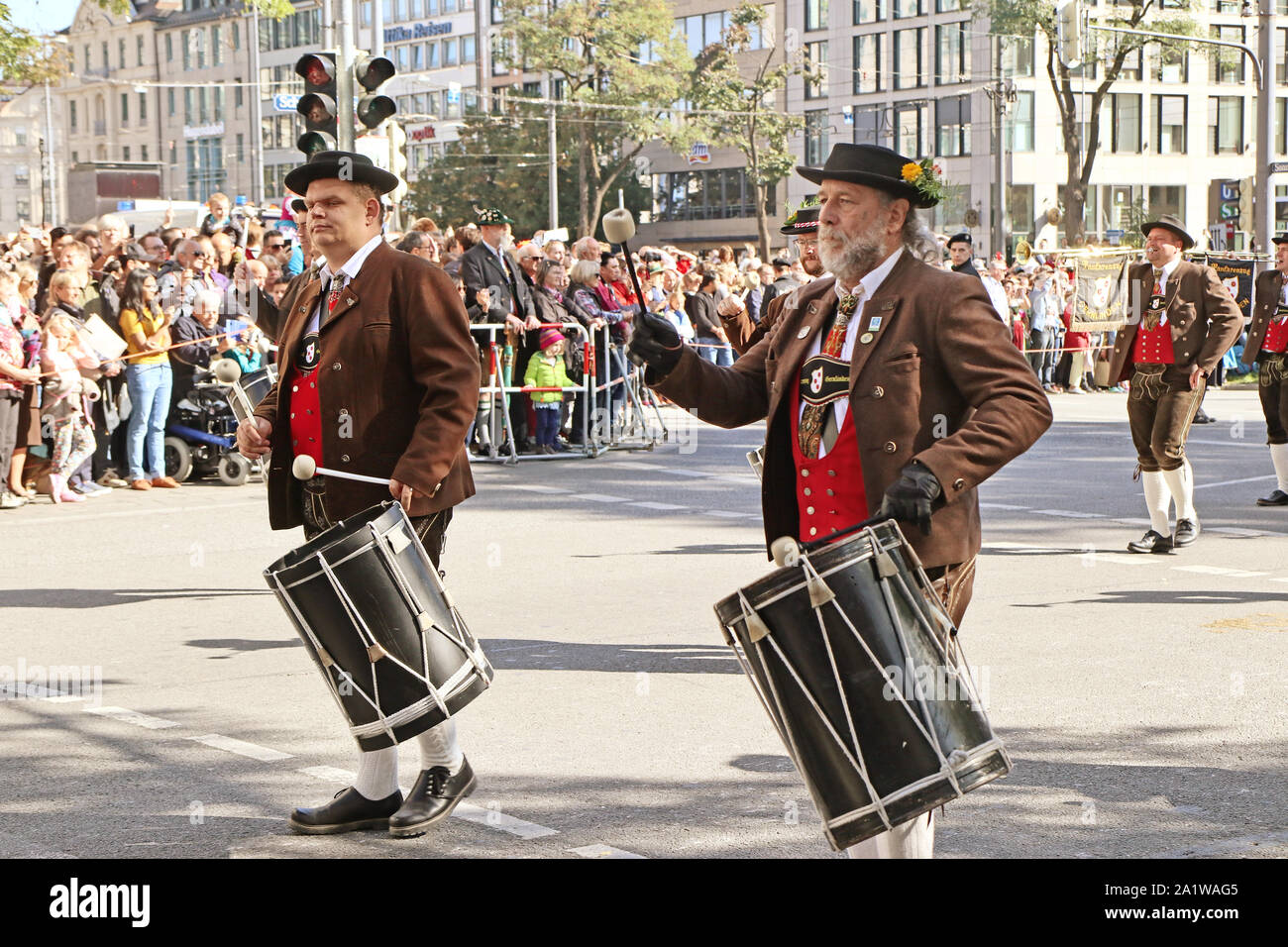 München, Deutschland - 22. SEPTEMBER 2019 Grand Eintrag des Oktoberfestes Vermieter und Brauereien, festliche Parade des prachtvollen gestalteten Wagen und Verbot Stockfoto