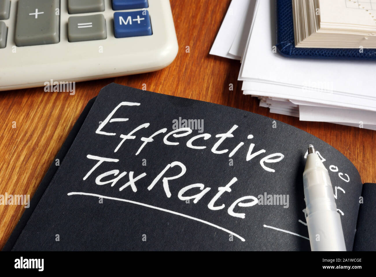 Der effektive Steuersatz Konzept. Stapel Papiere auf dem Schreibtisch. Stockfoto