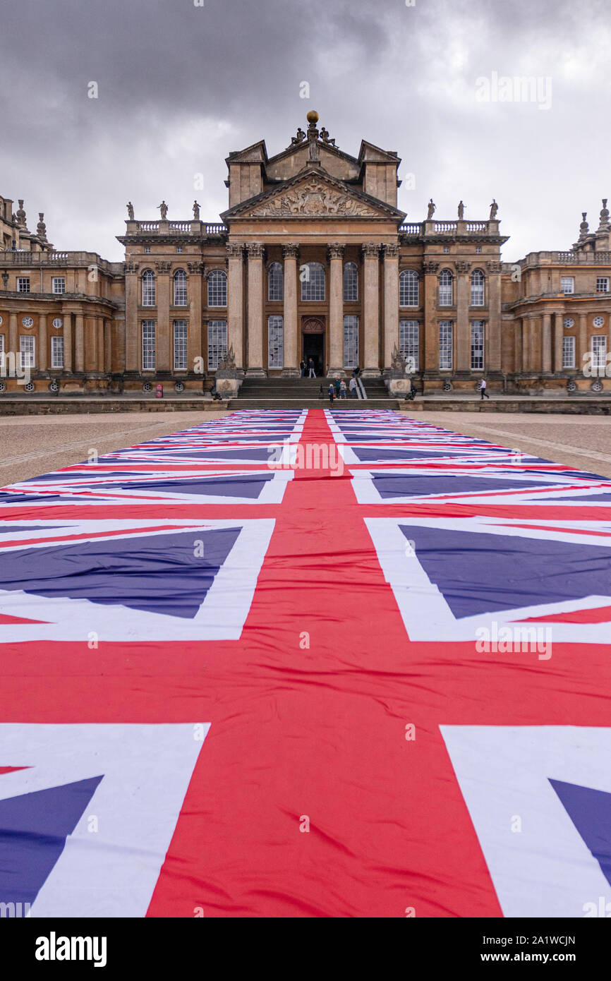 Union Jack Kunst installation Ausstellung außerhalb Blenheim Palace. Es war hier, dass Maurizio Cattelan's berühmten 18 carot Golden wc Kunstausstellung gestohlen wurde Stockfoto