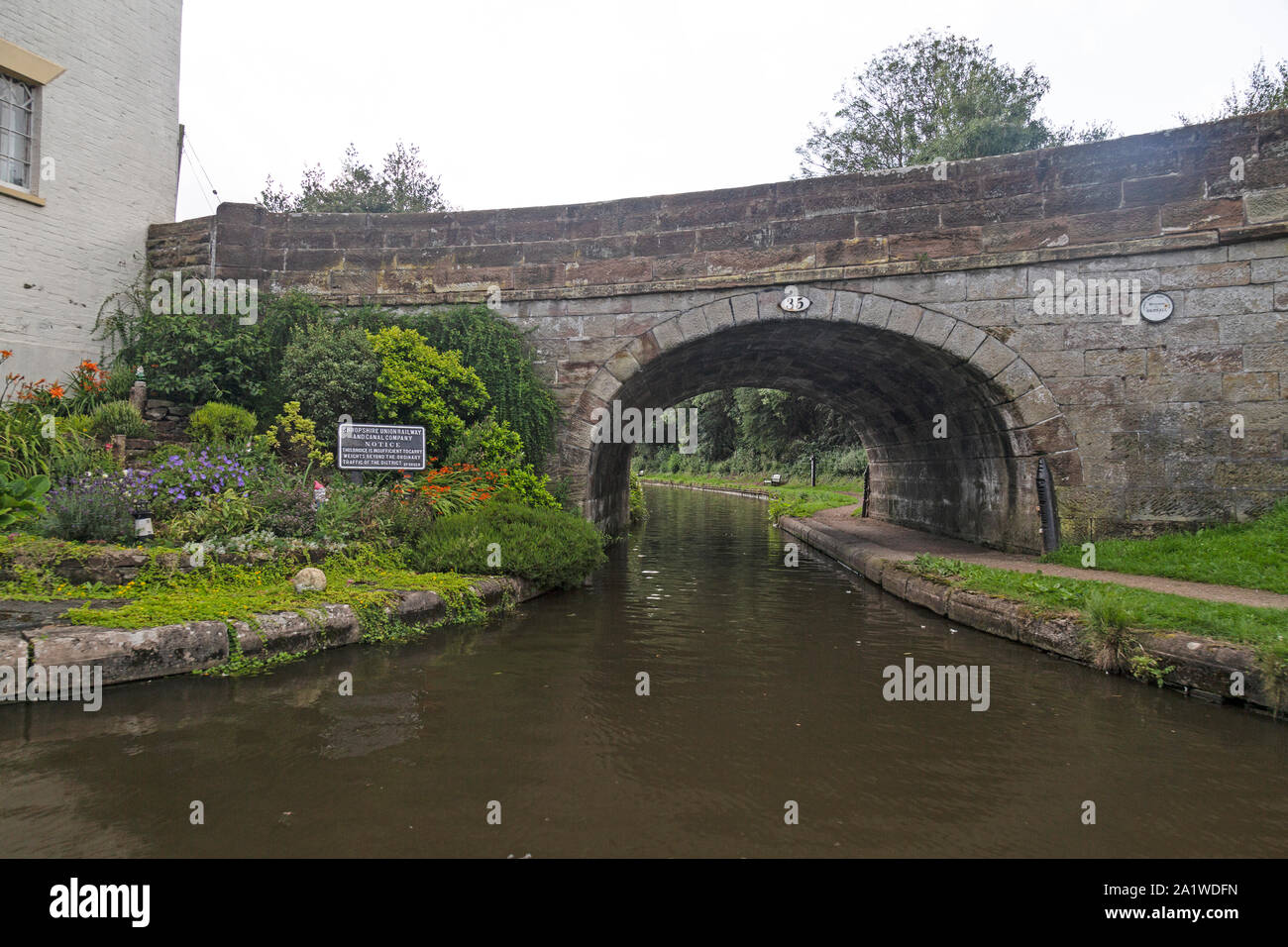 Ein Ziegelstein erbaute Brücke über den Shropshire Union Canal in England. Stockfoto