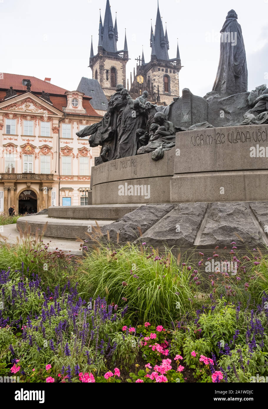 Prague Old Town Square Gebäude, mit gotischen Türme der Kirche der Muttergottes vor dem Tyn, und Jan Hus Denkmal, Prag, Tschechische Republik Stockfoto