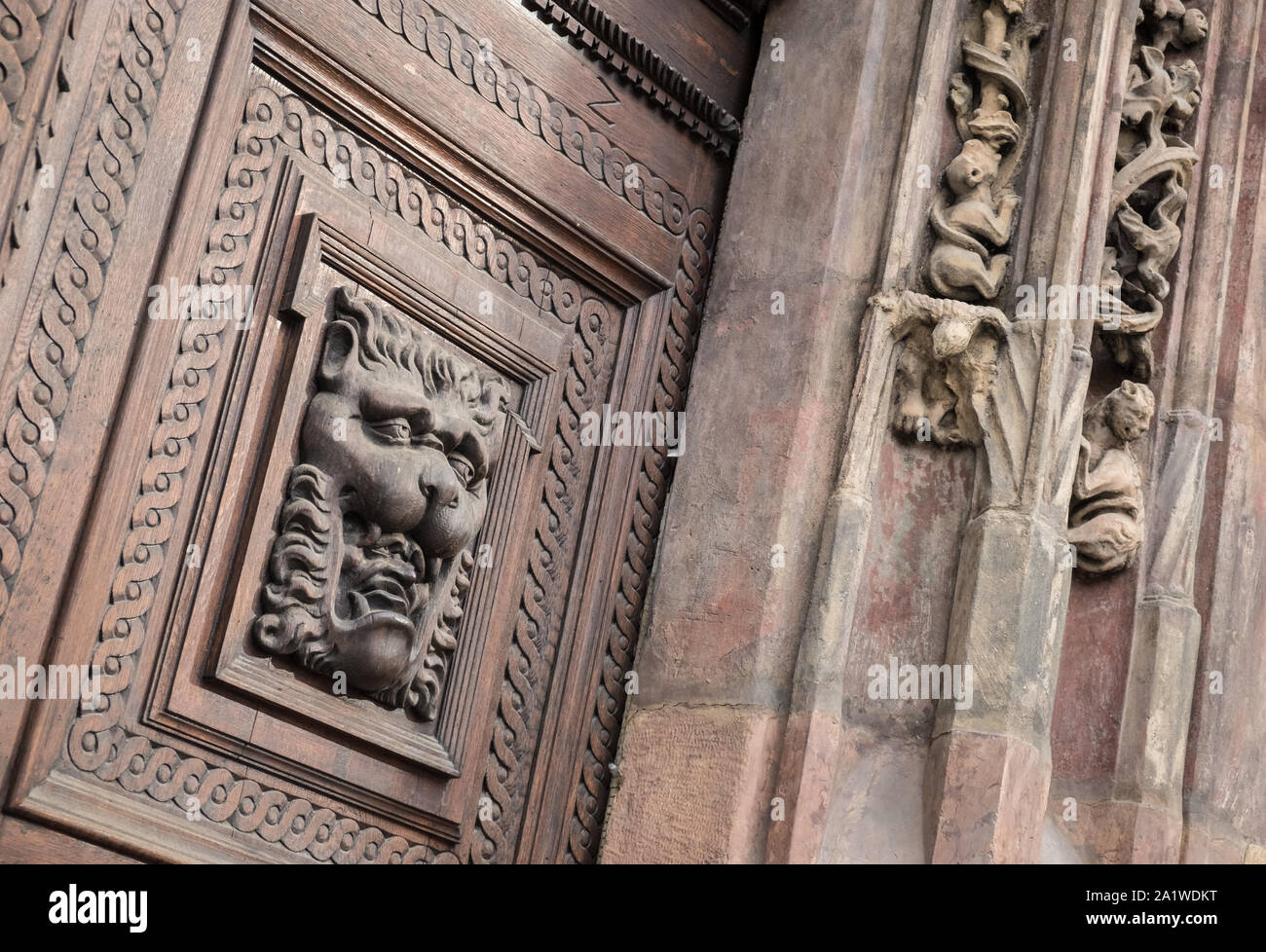Dekorative Details aus Holz geschnitzte Tür Eintritt in das gotische Alte Rathaus, Altstadt, Prag, Tschechische Republik Stockfoto