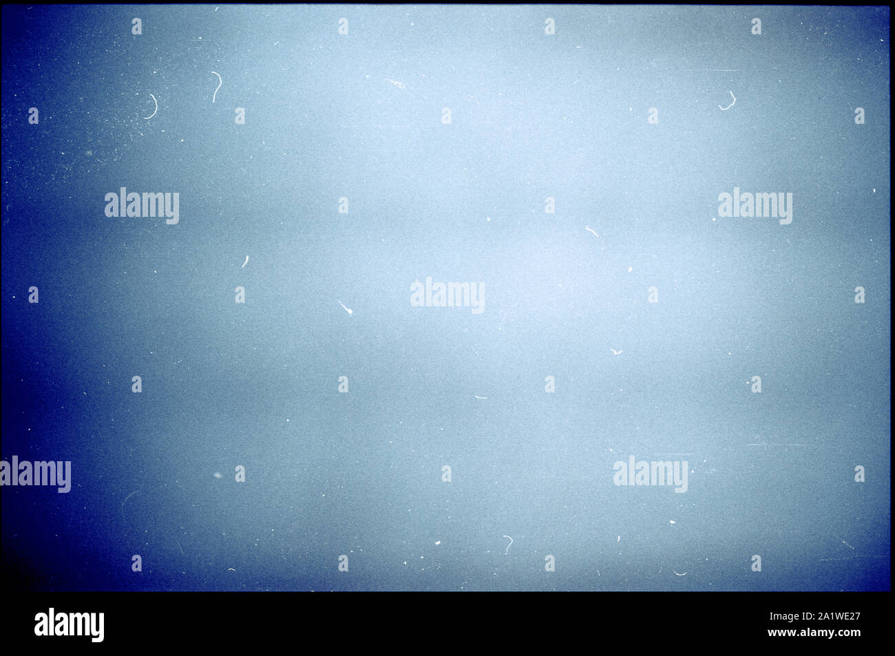 Laut blue film Rahmen mit Kratzern, Staub und Getreide. Abstrakte alten Film Hintergrund Stockfoto