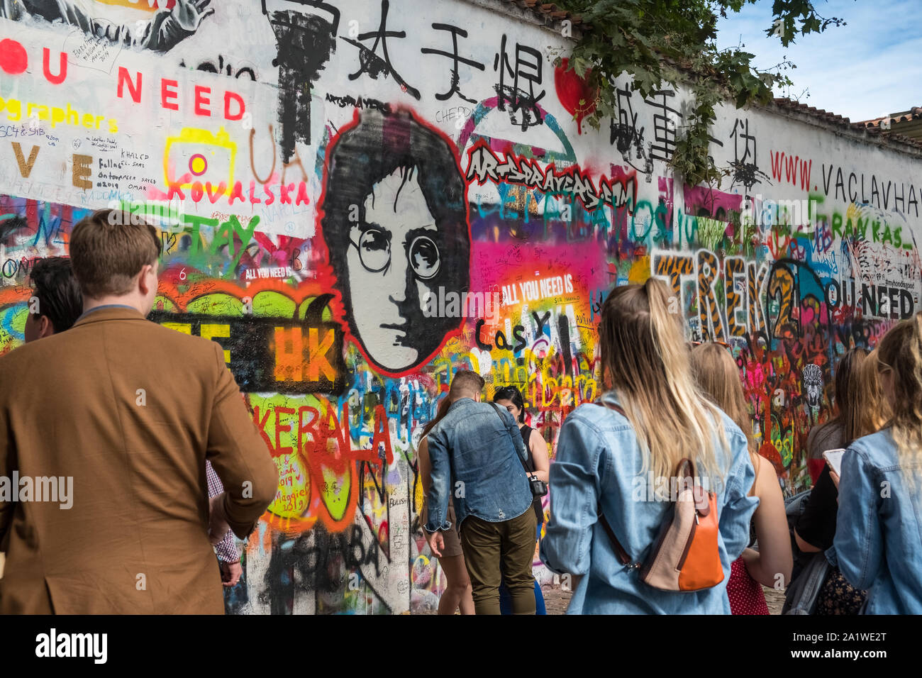 John Lennon Mauer, Prag, Tschechische Republik. Touristen anzeigen Worte und Artwork, Grand Priory Square, Mala Strana, Prag. Stockfoto