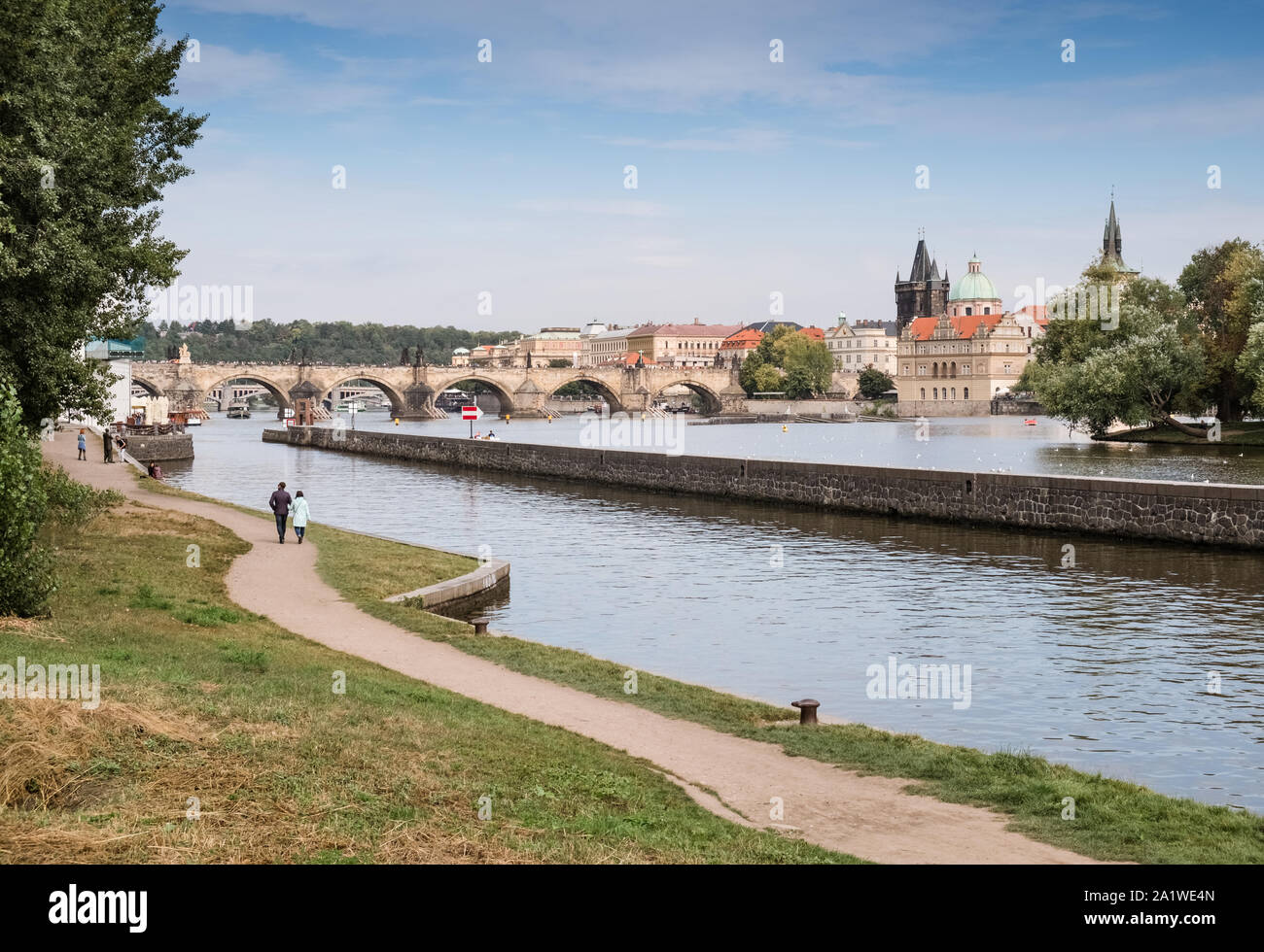 Prag, Tschechische Republik. Blick über die Moldau mit historischen Karlsbrücke und Altstadt Gebäude im Hintergrund. Stockfoto