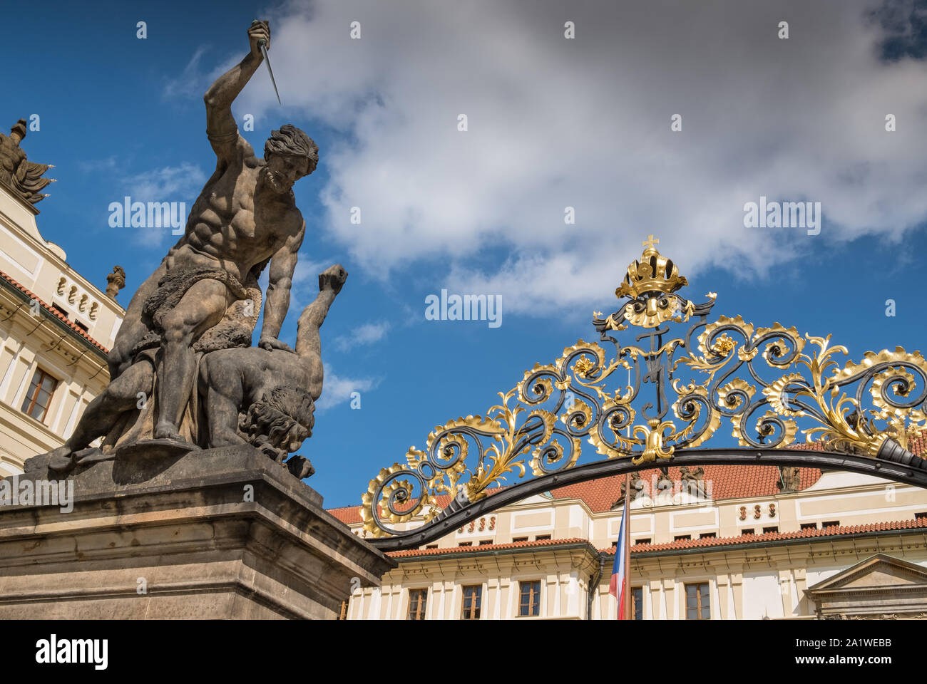 Die Prager Burg, den Hradschin, Prag, Tschechische Republik. Große aus dem 18. Jahrhundert wrestling Titan Statuen schmücken das Schloss Haupteingang (auch als Riesen Tor bekannt). Stockfoto