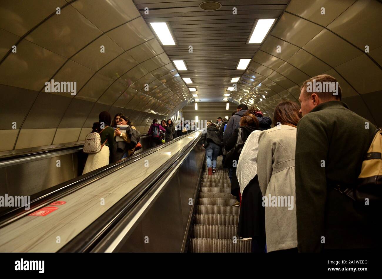 Istanbul, Türkei, 08.März, 2019: die Menschen auf der Rolltreppe, auf und ab gehen in der U-Bahn Station in Istanbul, der U-Bahn unter dem Bosporus Stockfoto