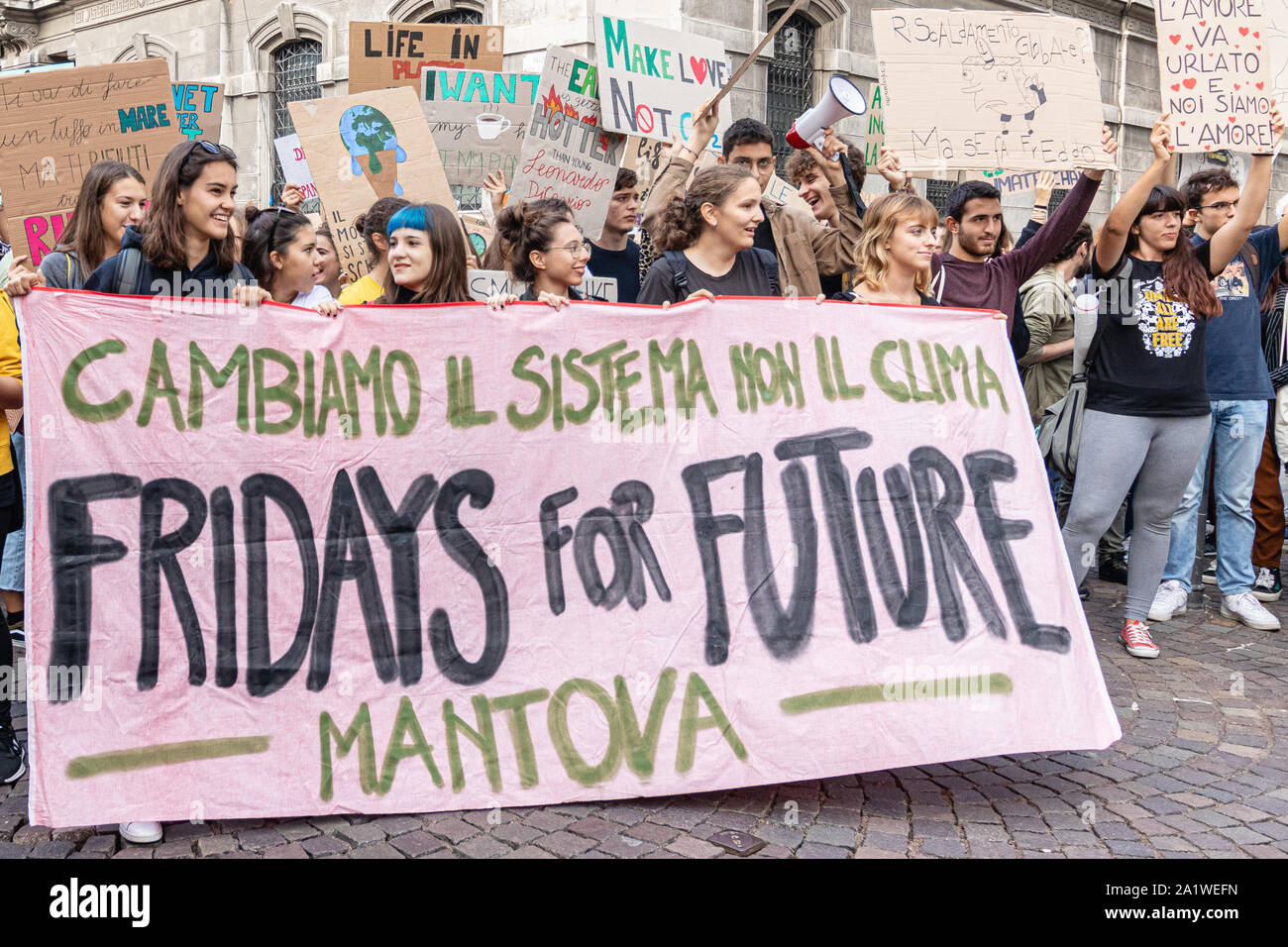 Mantova, Italien, 27. September 2019: Junge Menschen atteding das globale Klima Streik mit Banner Stockfoto