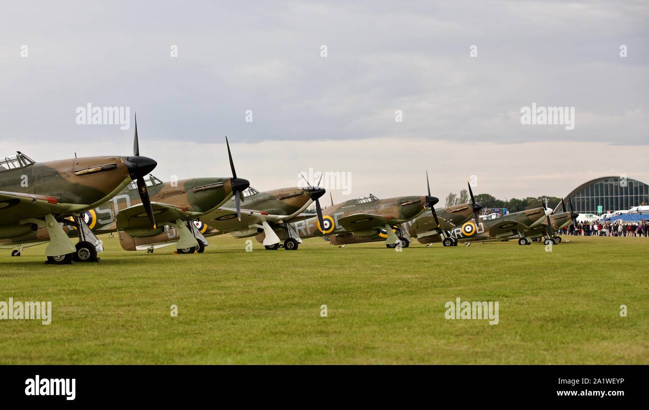 Beeindruckende Aufstellung der Hawker Hurricanes & Supermarine Spitfires am IWM Duxford, Schlacht von Großbritannien Airshow am 22. September 2019 Stockfoto