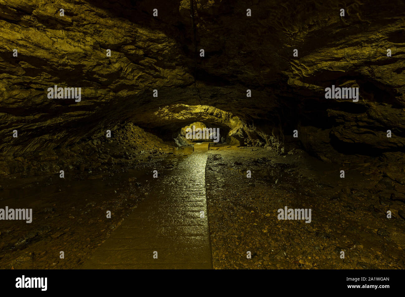 Ein Wanderweg im Inneren einer Höhle Stockfoto
