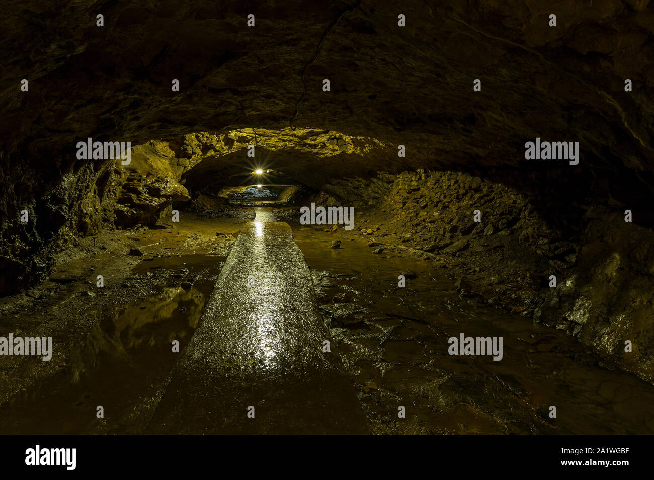 Ein Wanderweg im Inneren einer Höhle Stockfoto