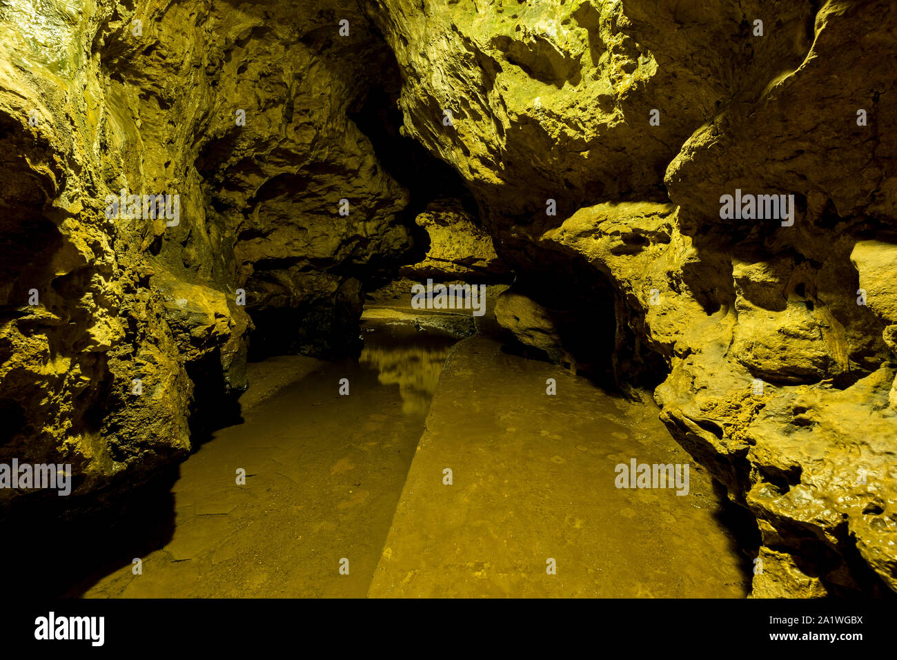 Ein Wanderweg im Inneren einer Höhle Stockfoto
