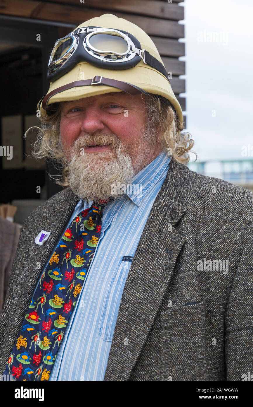 Bournemouth, Dorset UK. 29. September 2019. Bournemouth und Poole verehrte Herren der Ride ist eine jährliche Veranstaltung, einer von vielen weltweit, Geld und das Bewusstsein für die Gesundheit von Männern zu erhöhen. Als Teil ihrer Fahrt, rund 300 Oldtimer Motorräder Fahrt in Bournemouth und in Bournemouth Pier Ansatz mit ihrer Reiter sammeln angemessen gekleidet, im Retro-Stil Verhänger, schnurrbärte und tweeds. Das miserable Wetter hat ihre Geister nicht abschrecken! Credit: Carolyn Jenkins/Alamy leben Nachrichten Stockfoto