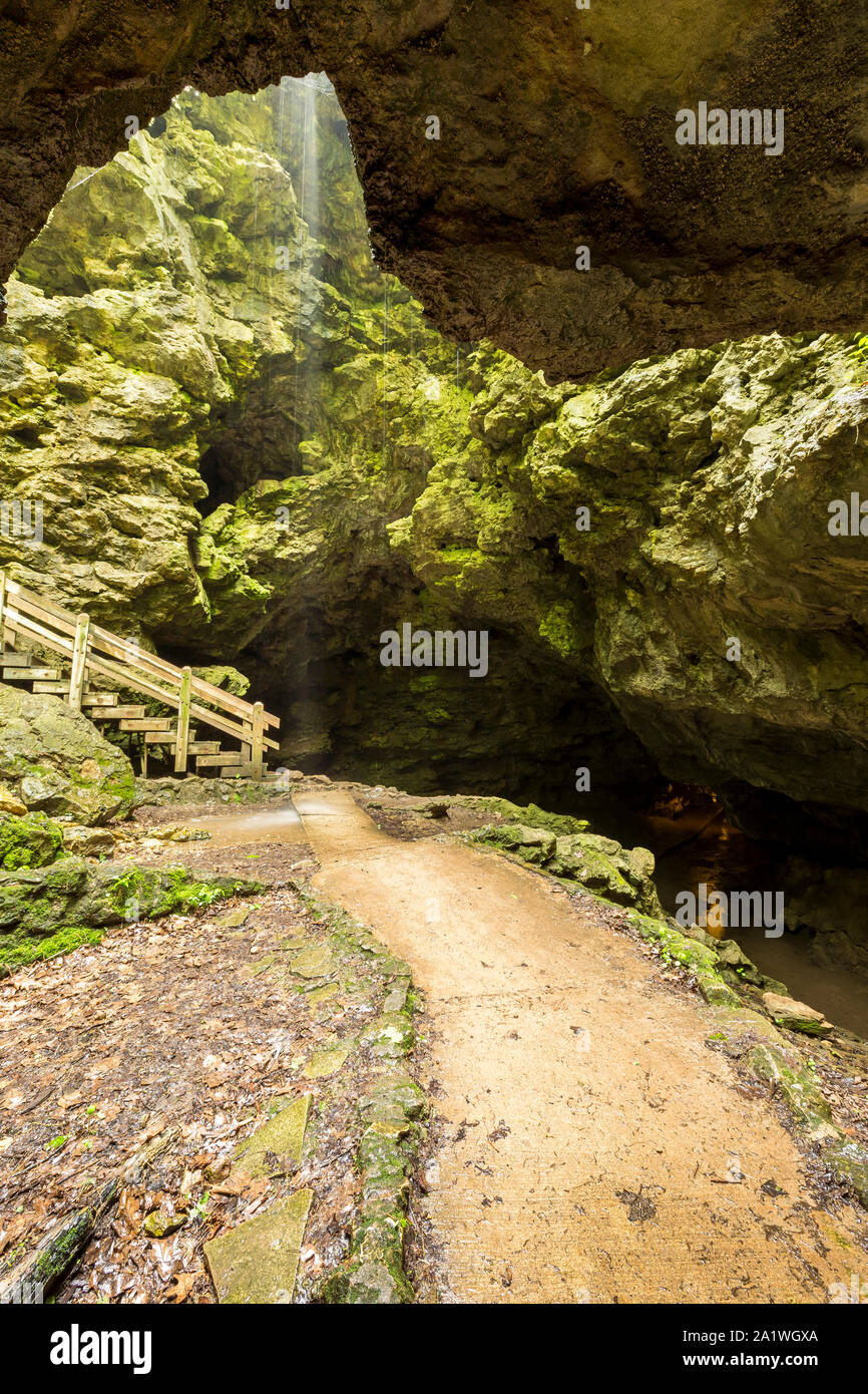 In einer Höhle auf der Suche Am Eingang mit Wasserfall Stockfoto