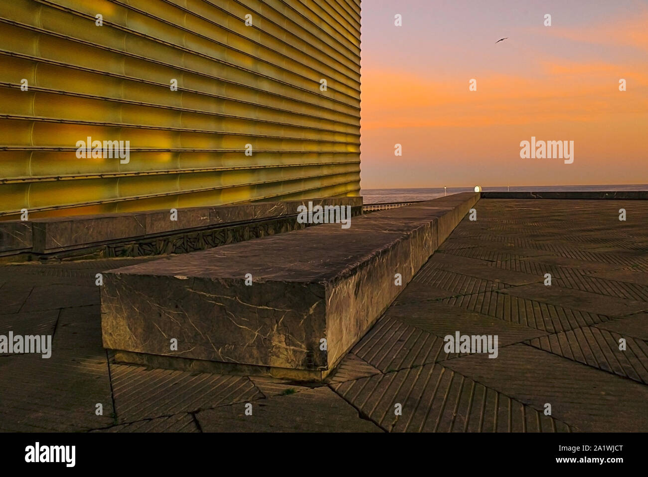 Kursaal Terrasse, während die Sonne aufgeht, San Sebastian - Spanien Stockfoto